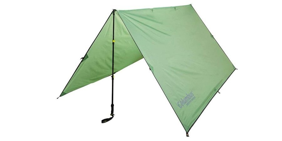Refugio con tarp ligero y bastones de trekking